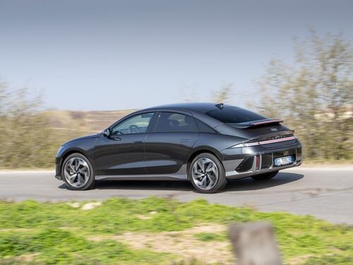 Con le Ioniq di Hyundai bastano 15 minuti: la ricarica veloce di una pausa caffè