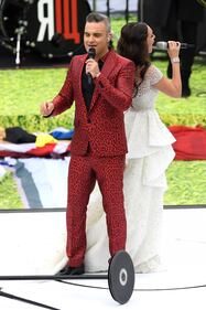 Lo show di Robbie Williams e Irina Garifullina durante la cerimonia d'apertura dei Mondiali 7