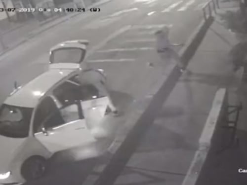 Napoli, le telecamere immortalano i raid a colpi di martello