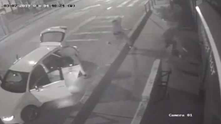 Napoli, le telecamere immortalano i raid a colpi di martello