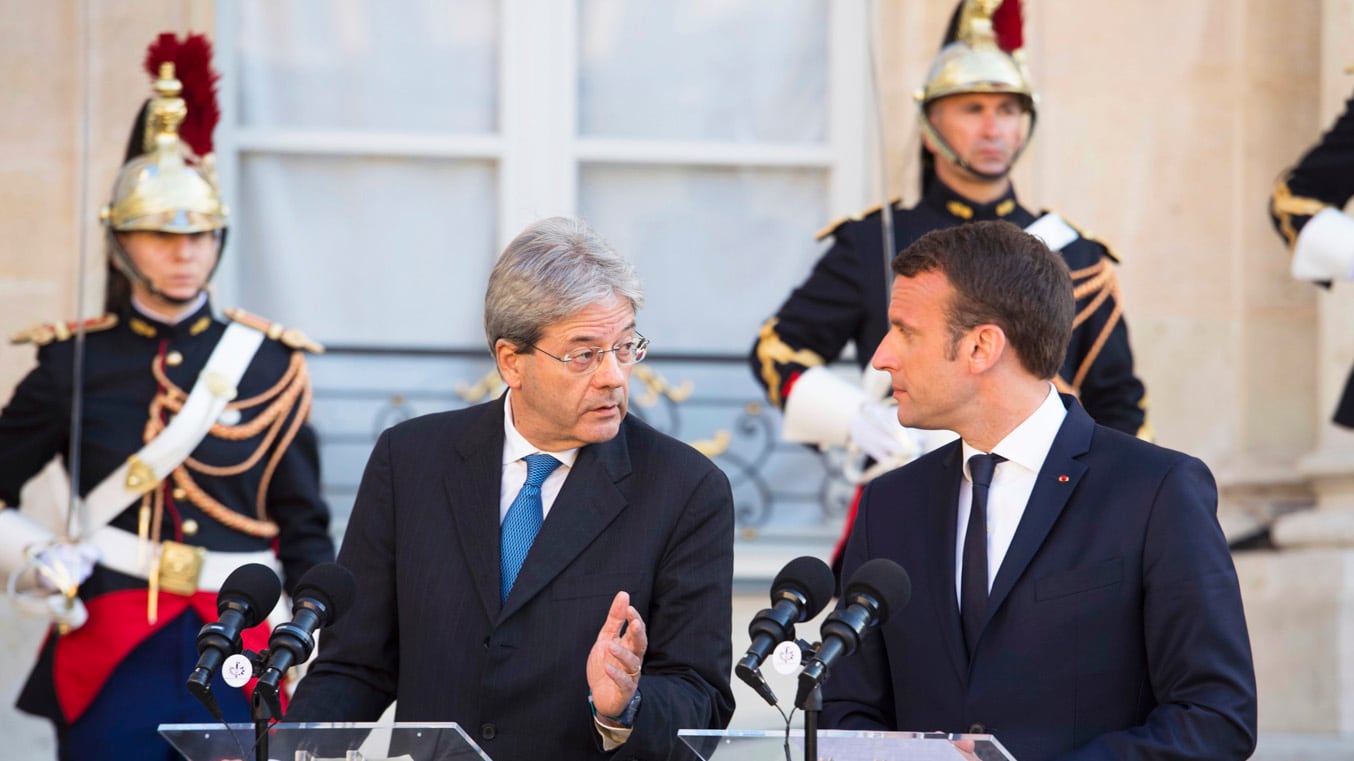 Le nostre navi in acque libiche. Freno agli scafisti (e a Macron)