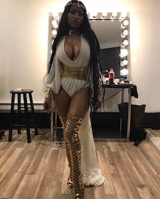 Nicki Minaj, seno in mostra per i 4 milioni di dischi 11