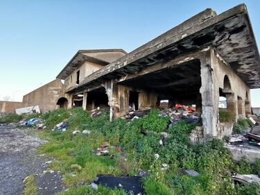 La baraccopoli e i rifiuti vicino al villaggio nomadi autorizzato 2