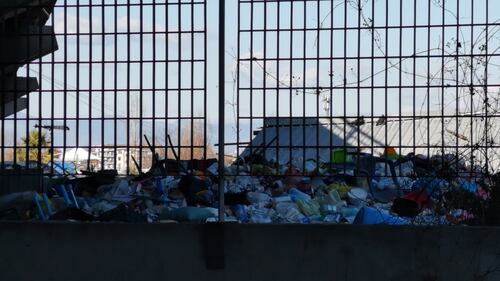 Studenti intossicati dai roghi di rifiuti, una discarica vicino alla scuola 8