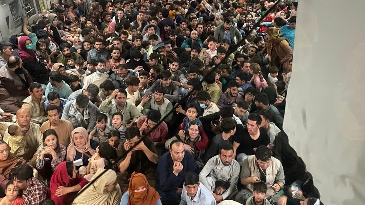L'aeroporto a Kabul ritorna operativo. Il cargo Usa partito con 640 afghani: "Decisione dei piloti"