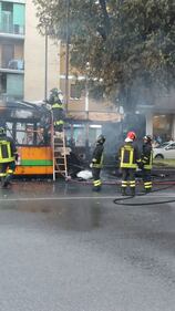 Milano, un bus in fiamme in via Rombon 5