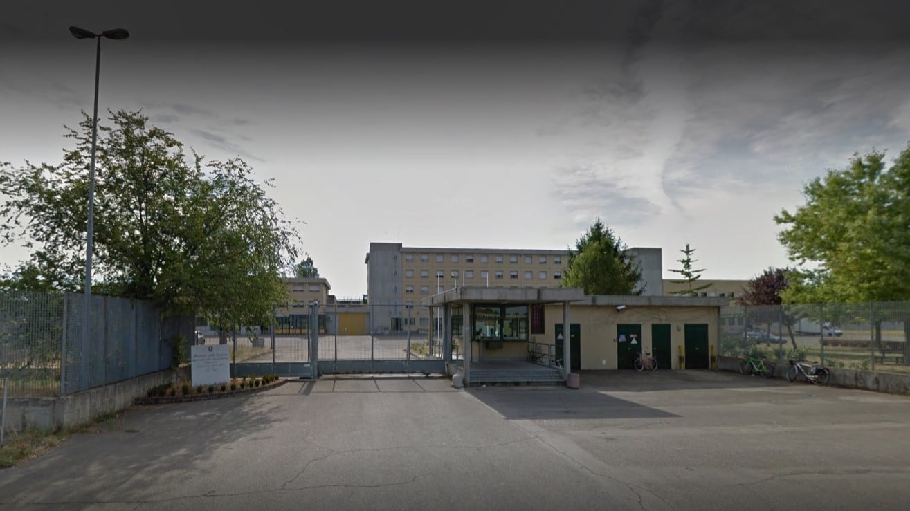 Otto agenti per bloccare la furia del detenuto nigeriano: 2 finiscono in ospedale