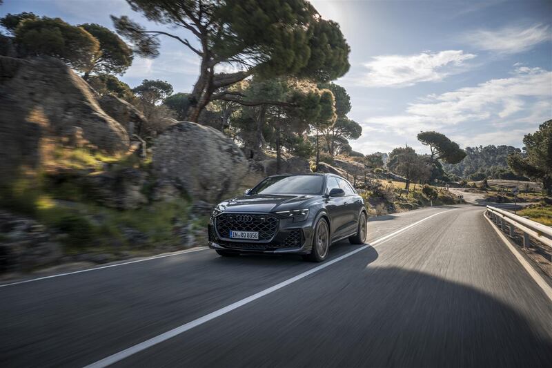 Nuova Audi RS Q8 2024, guarda tutte le immagini 1