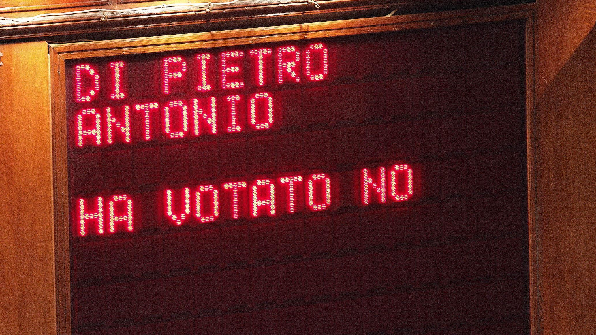 Idv, in parlamento Di Pietro perde altri tre pezzi