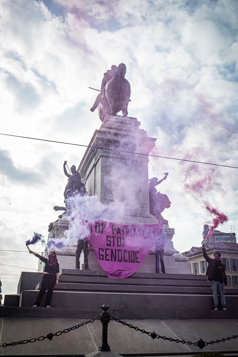 Il corteo "femminista" dell'8 marzo tra slogan e vandalismo 7