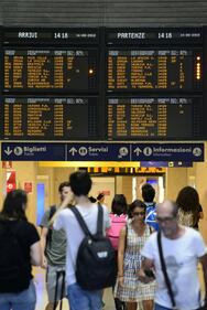Genova, treni in ritardo dopo il crollo del ponte  7
