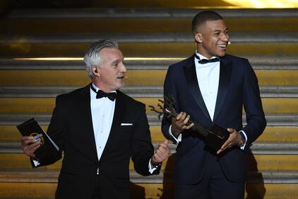 Luka Modric è il nuovo Pallone d'oro: ecco gli scatti alla cerimonia di premiazione 11