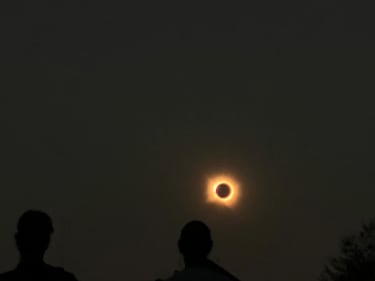 Lo spettacolo nel cielo con l'eclissi solare