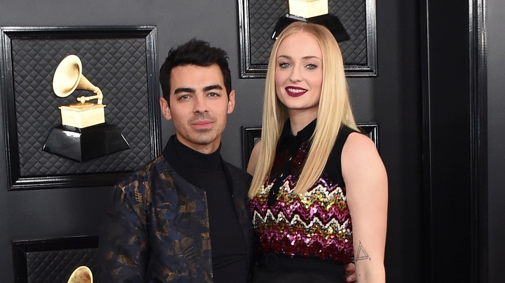 Sophie Turner: "Mio marito odia la quarantena, così lo faccio ubriacare". E i social la massacrano