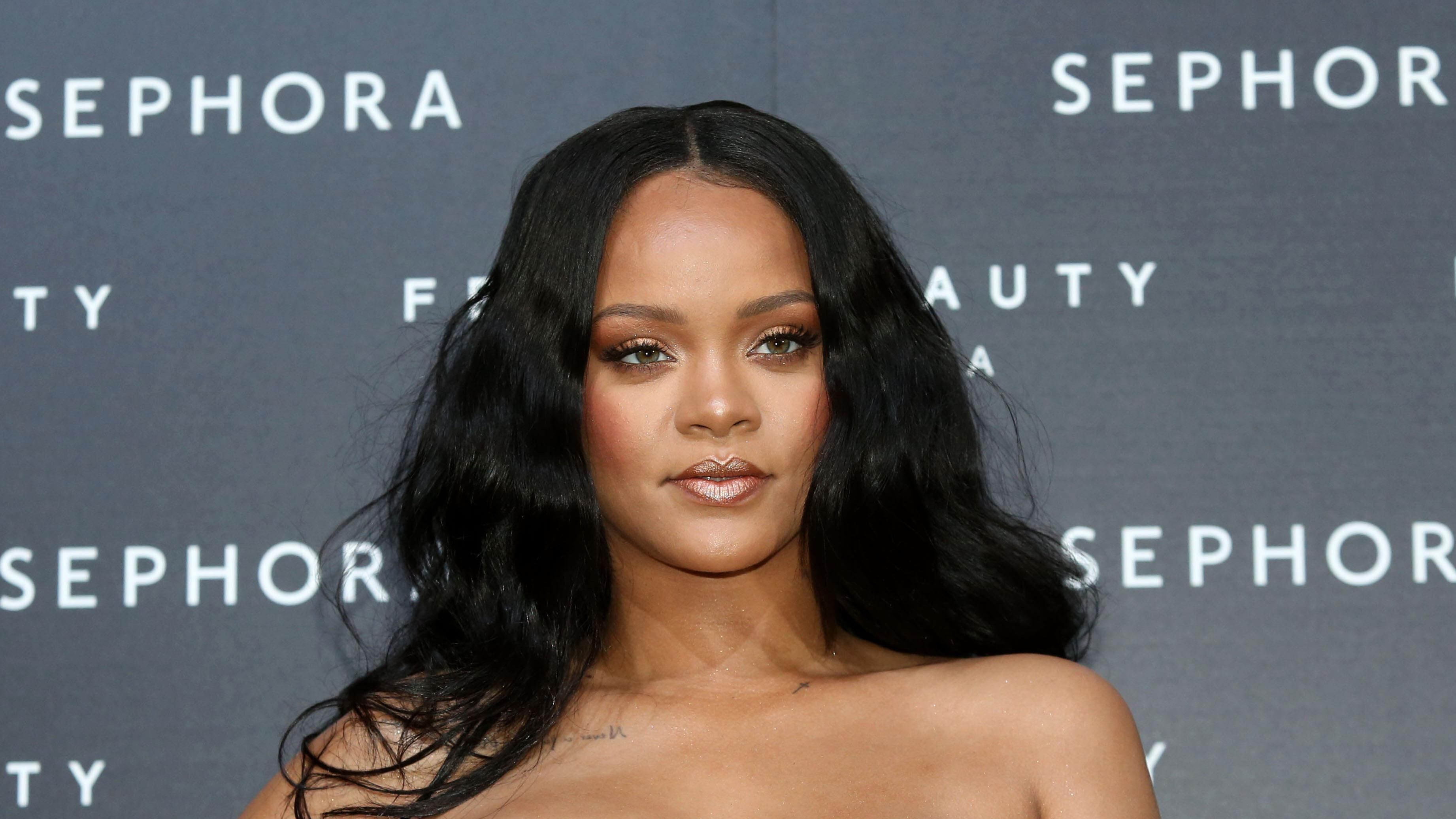 Rihanna mozzafiato in bikini nero e shorts