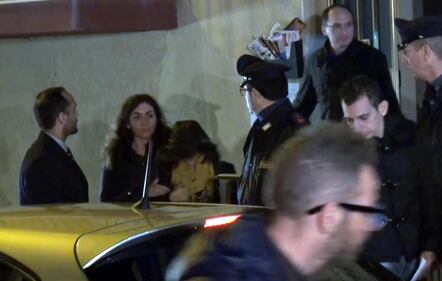 Veronica convocata dai pm: si copre il volto 5
