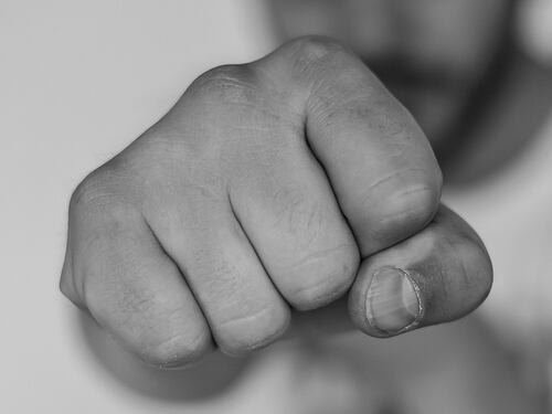Picchiata e marchiata a vita dal suo ex compagno