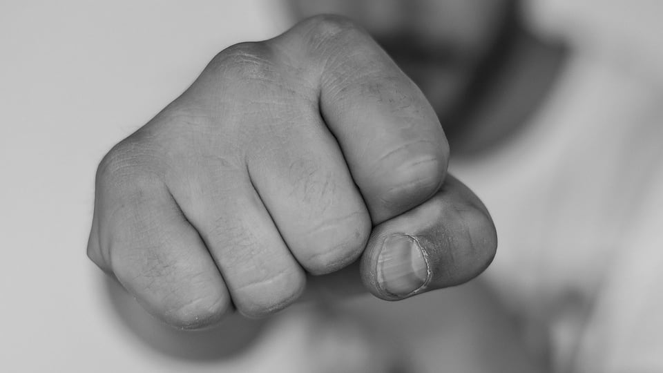 Picchiata e marchiata a vita dal suo ex compagno