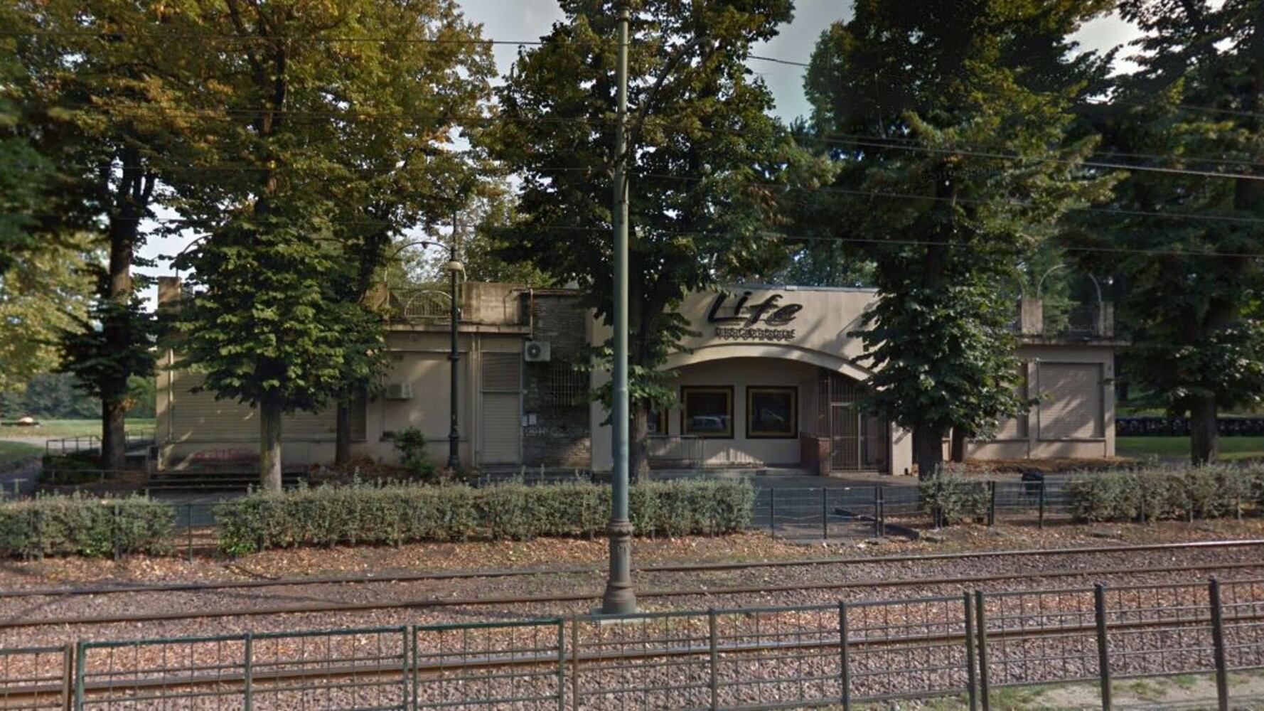 Torino, clandestino le strappa i vestiti. Poi violenta 18enne nel parco