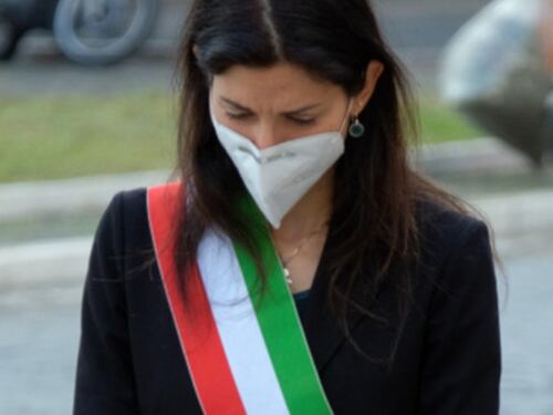 "Dall'illusione alla delusione". La fine della Raggi, ex pupilla di Grillo