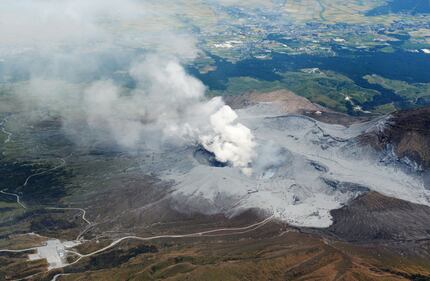 Giappone, erutta il vulcano Aso 4
