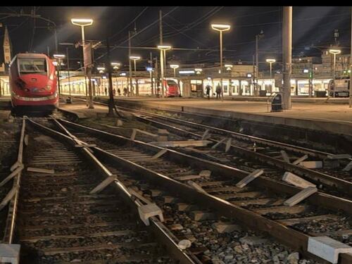 Vandalismo pro Pal a Firenze: blocchi di cemento sui binari della stazione