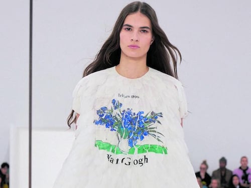 Quella strana moda tra abiti di carta e creature dolenti