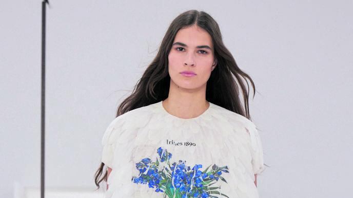 Quella strana moda tra abiti di carta e creature dolenti