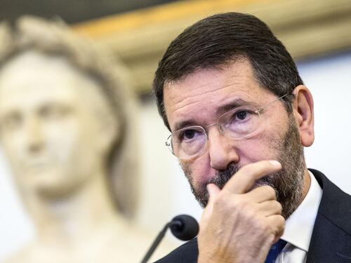 Il kamikaze Marino si rimangia l'addio: deve cacciarmi il Pd