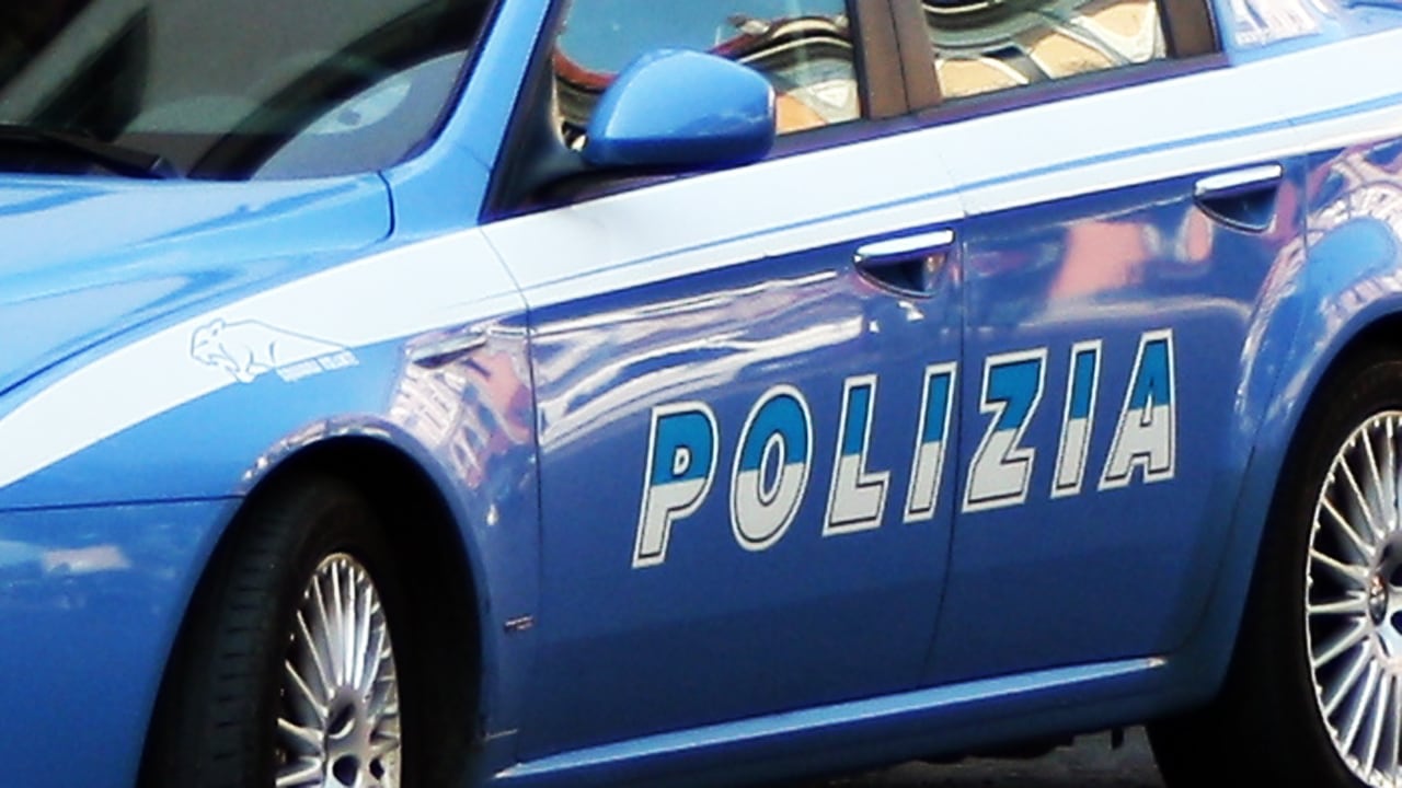 Stranieri speronano la volante. Poi spezzano il dito all'agente