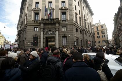 Terremoto, panico a Roma: chiusa metropolitana, evacuate scuole e uffici 8