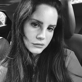 Lana Del Rey, ritorno malinconico per la sexy cantautrice 25