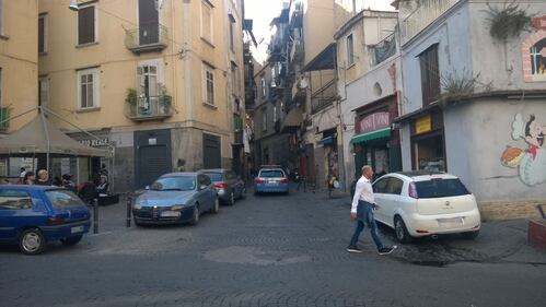 L'accesso a via Oronzio Costa da piazza Enrico De Nicola