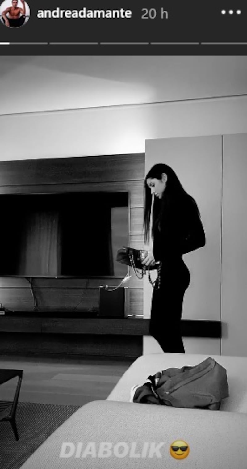 Andrea Damante, post con misteriosa mora