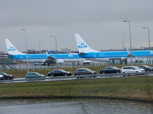 Viene risucchiato dal motore dell'aereo e muore: tragico incidente all'aeroporto di Amsterdam