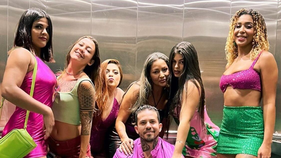 Influencer sposa nove donne: "Ho un calendario per accontentarle...". E ora vuole la decima