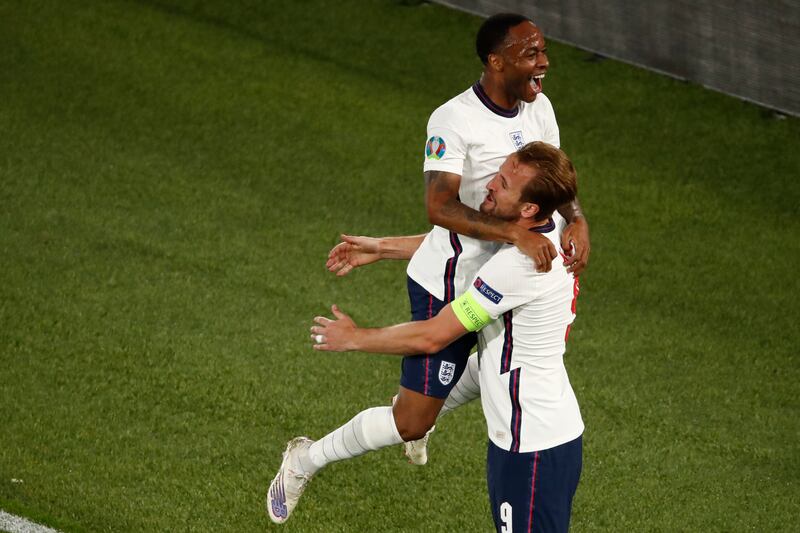 Sterling esulta con Kane