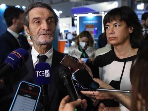 Fontana incassa gli applausi sul palco della Lega. E "riparte" dall'autonomia