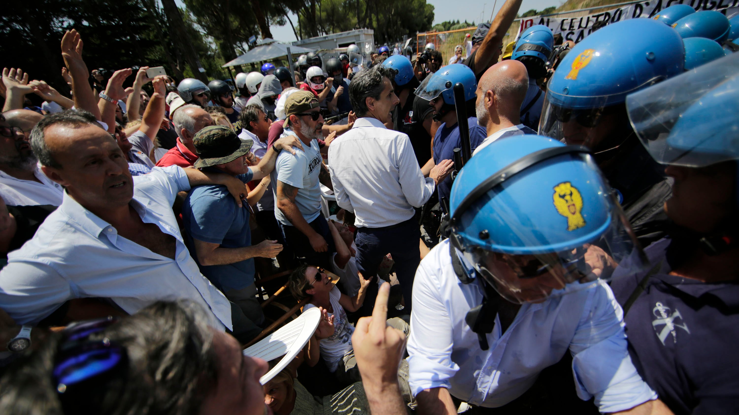 L'attacco sui social al poliziotto di Casale San Nicola: "Rimuovetelo"