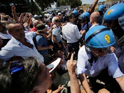Profughi, daspo a chi protesta: la misura choc del questore