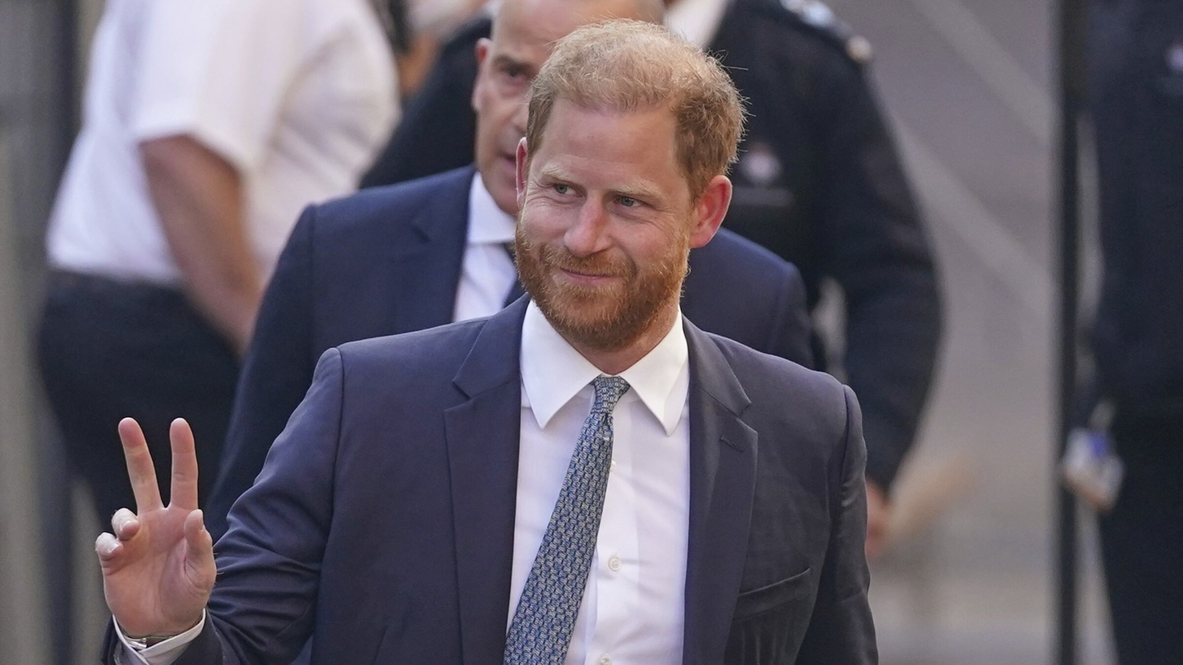 “Non sono una banca”. Le provocazioni di Harry e Meghan contro Elisabetta II e Carlo III