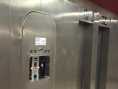 I wc del metrò chiusi, sporchi o cattivi
