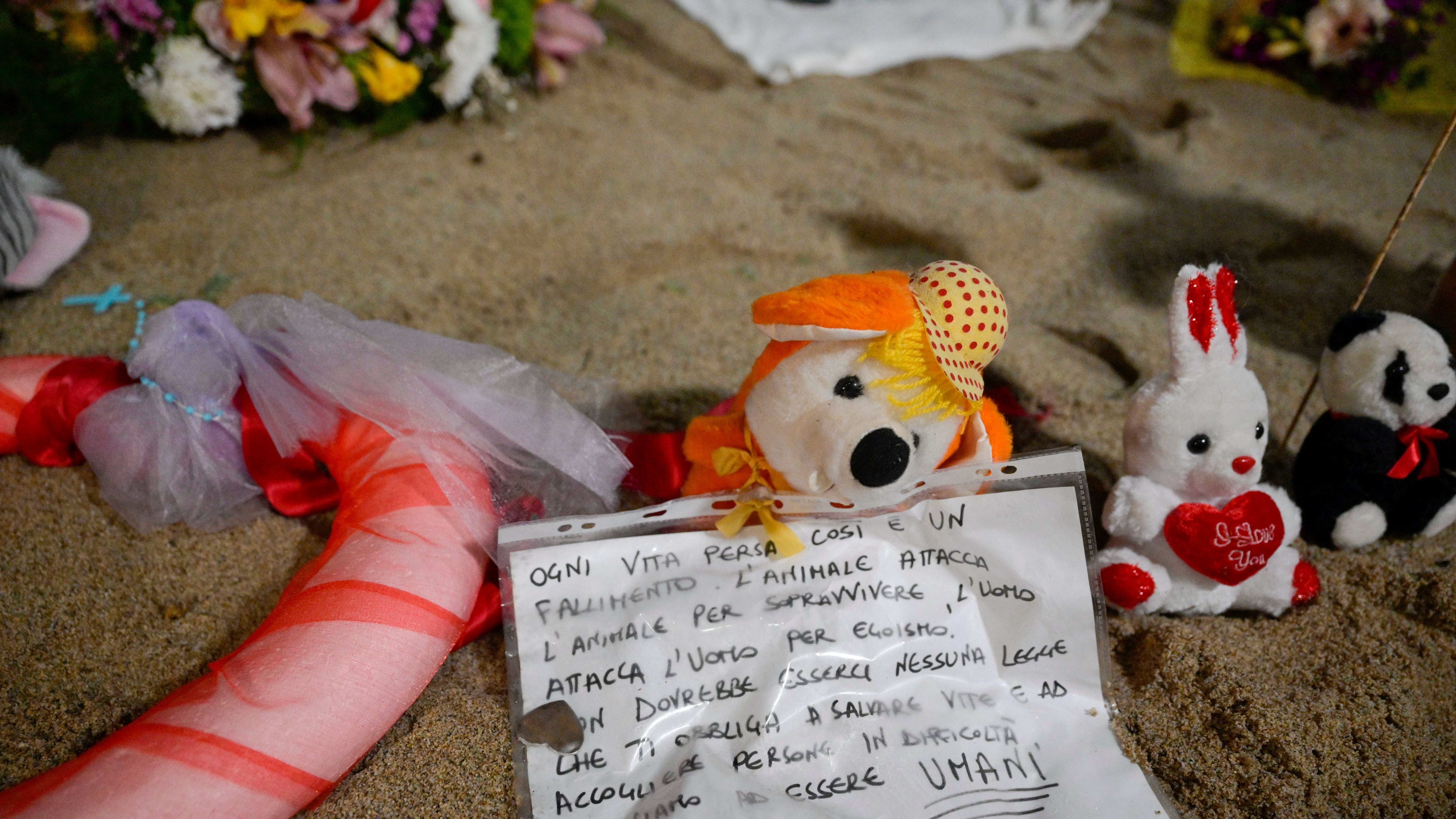 Peluche e fiaccolate. Quei diciassette mesi di sciacallaggi e attacchi