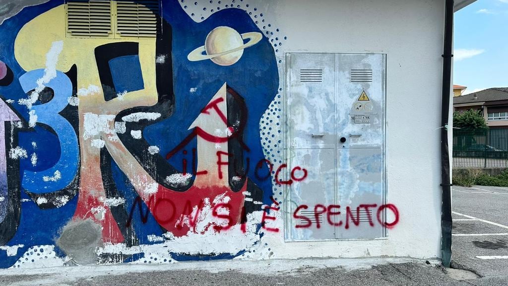 Atto vandalico al Liceo Cavalieri: spuntano falce e martello. FI: "Vergognoso"