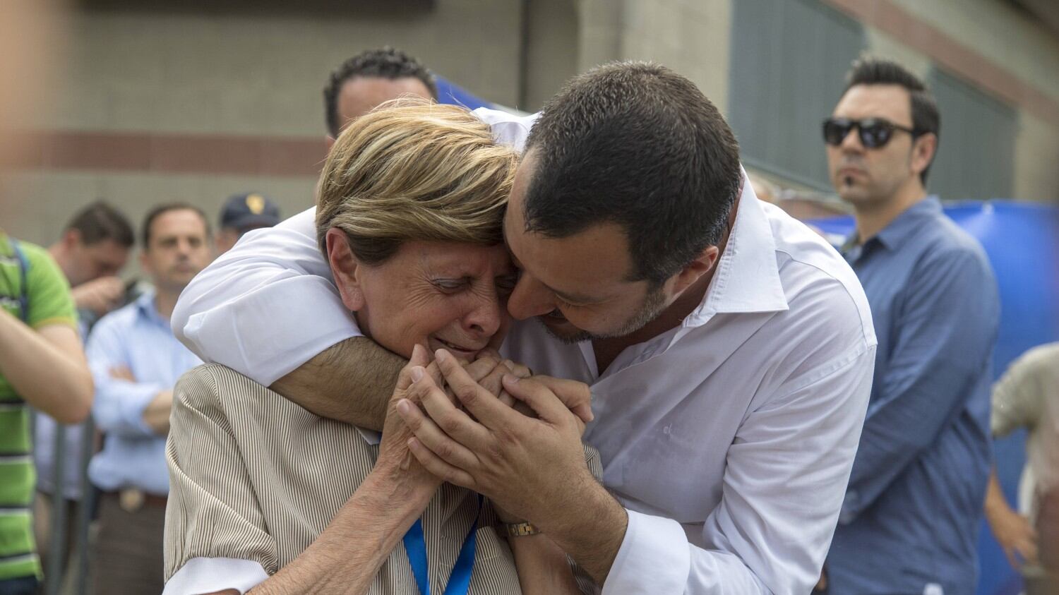 Salvini prega per Buonanno: "Ci aiuta da lassù". Poi abbraccia la madre in lacrime