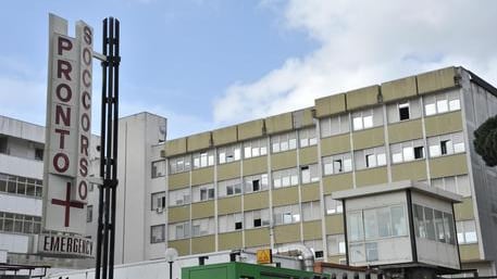 Napoli, ancora malasanità: muore su una barella in corridoio dopo un intervento al femore