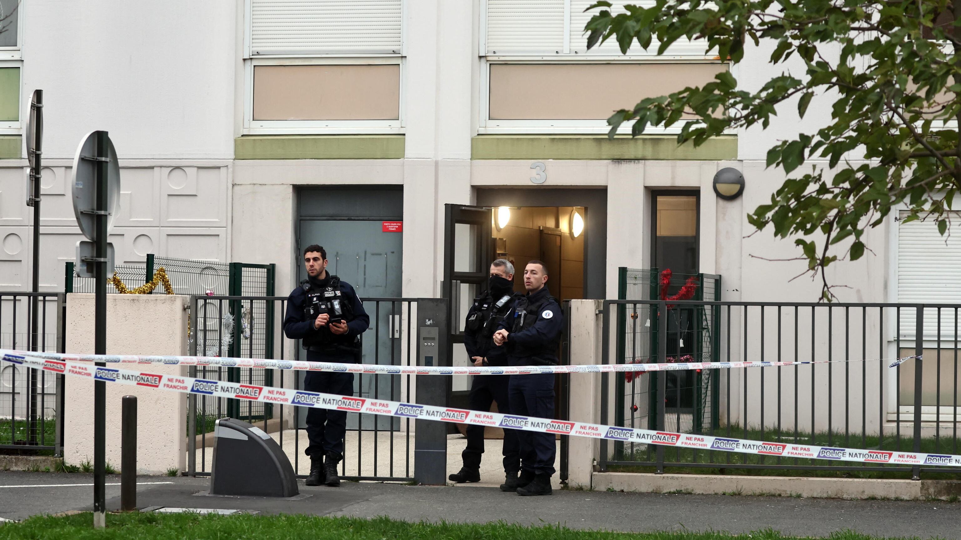 Una donna e quattro figli uccisi in casa dal marito