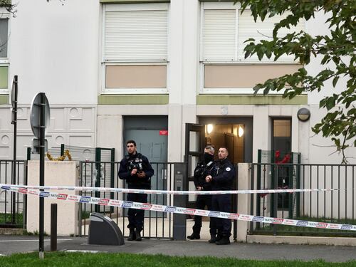 Una donna e quattro figli uccisi in casa dal marito