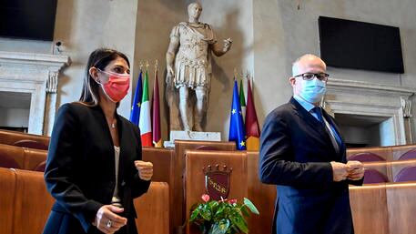 Ventisei milioni di debiti non giustificati. Gualtieri denuncia la Raggi