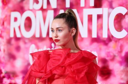 Miley Cyrus sexy in piscina 13